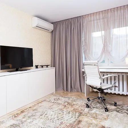 Roomer 8 Apartment *